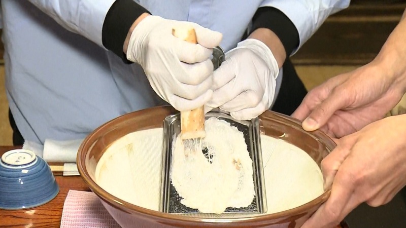 自然薯をすりおろす