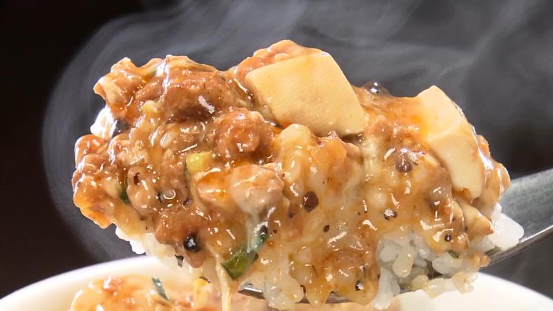 麻婆豆腐をご飯に乗せて