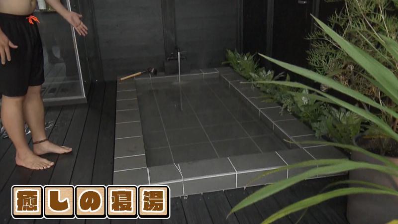 Stone Black・没入感が楽しめるサウナルームの「癒しの寝湯」