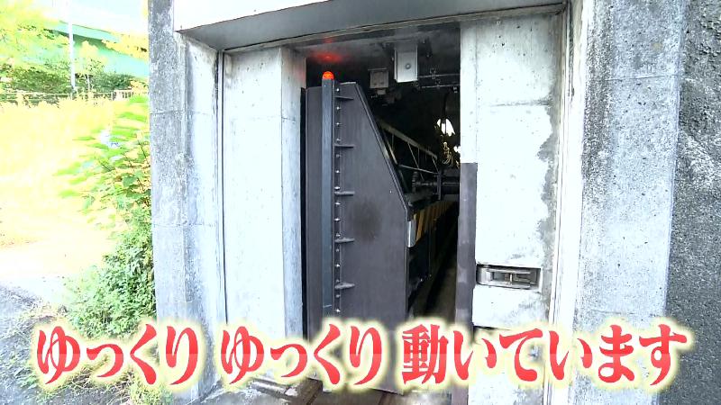 陸閘が動く様子