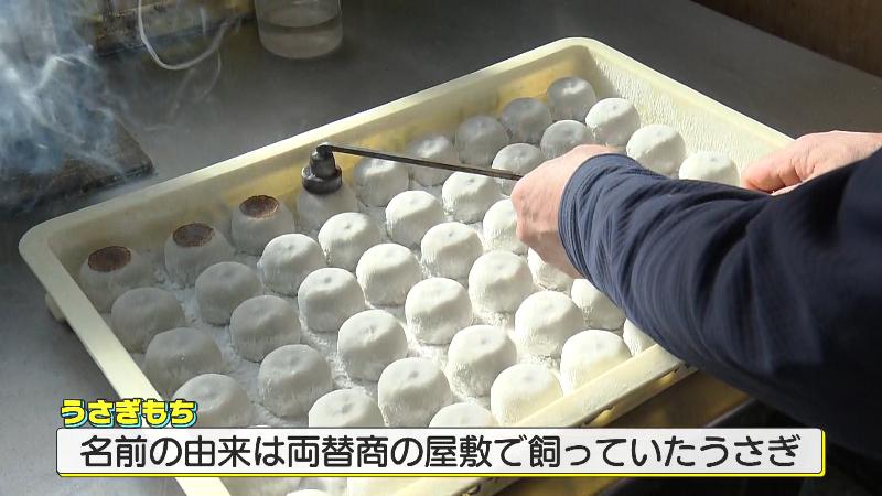 うさぎもちに焼き印をいれている