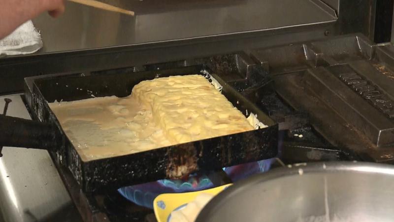 だし巻き玉子の調理風景