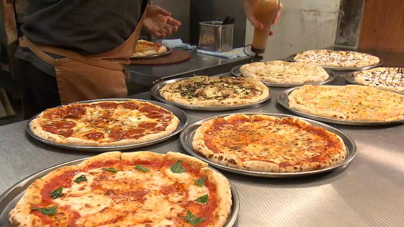 ビュッフェスタイルで楽しむ種類豊富なピザ