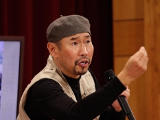 テレビ寺子屋で講演を行う戦場カメラマンの渡部陽一さん