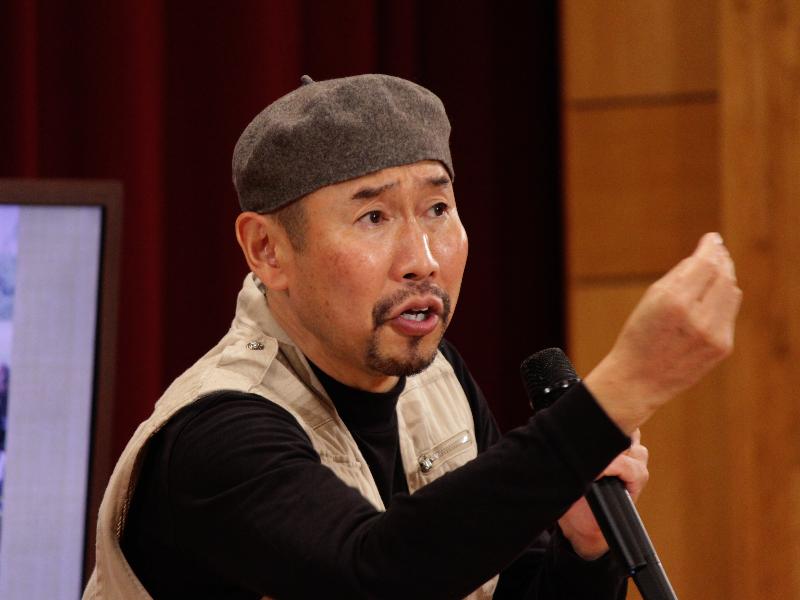 テレビ寺子屋で講演を行う戦場カメラマンの渡部陽一さん