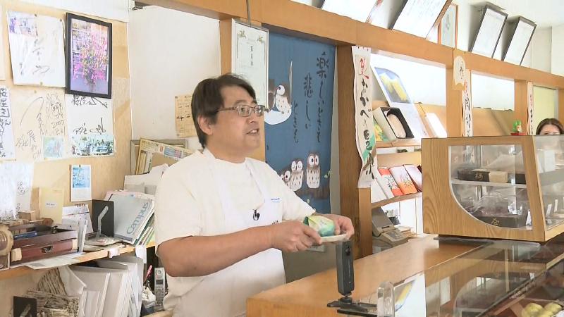 「玉露娘」を差し出す店主・櫻井英行さん