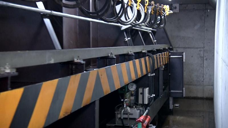 鋼鉄のスライドゲート