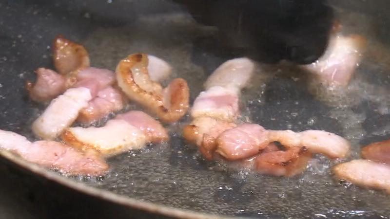 生ベーコンを炒めている