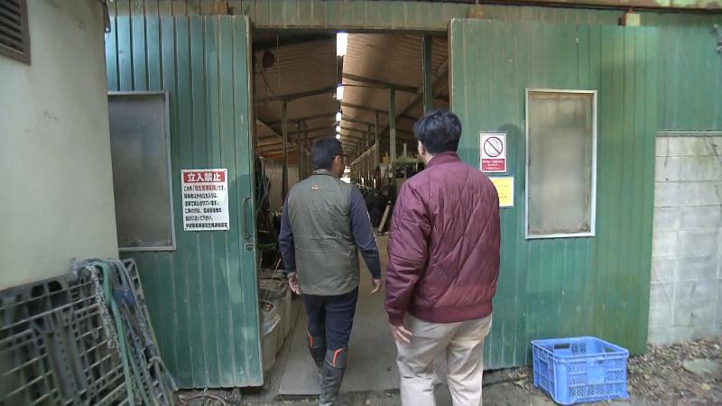 厩舎へ向かうにむらリポーターと望月さん