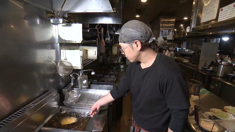 カツをあげる戸塚さん