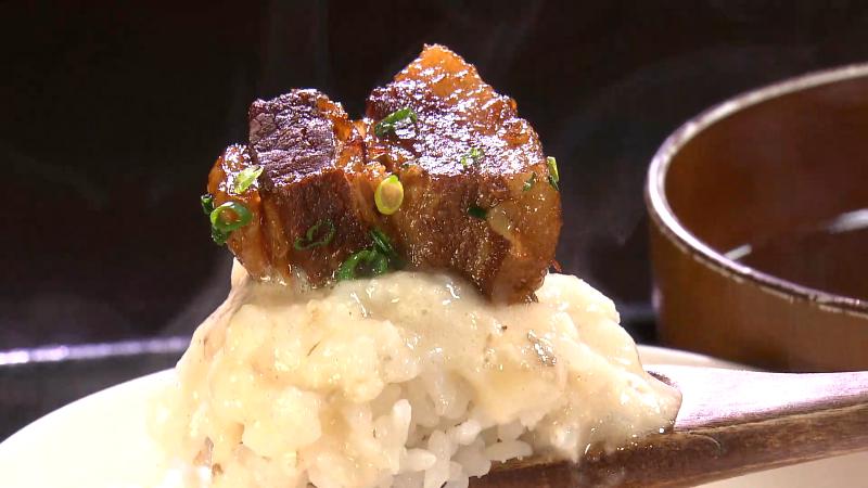 角煮が乗ったとろろ飯