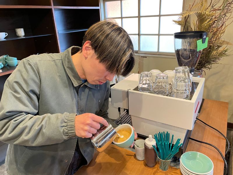 ラテアートを描く青木さん