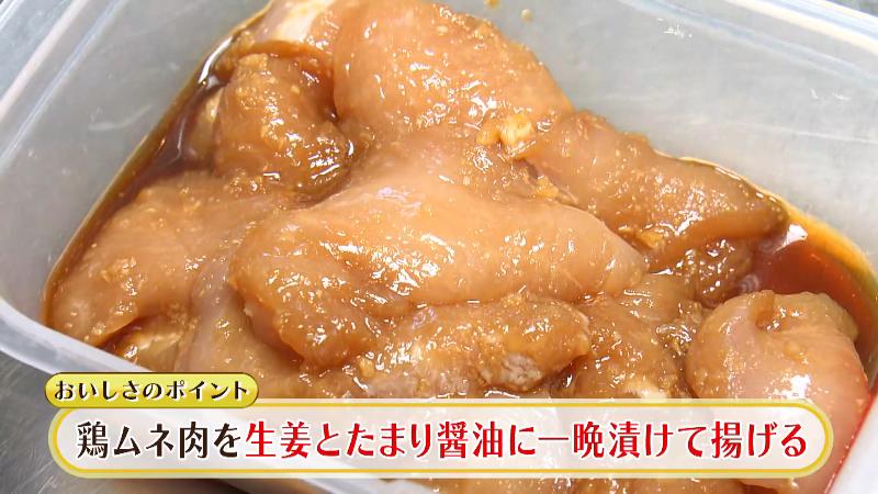 鶏ムネ肉をショウガ・タマネギ・たまりしょうゆに一晩漬け込んでから揚げている