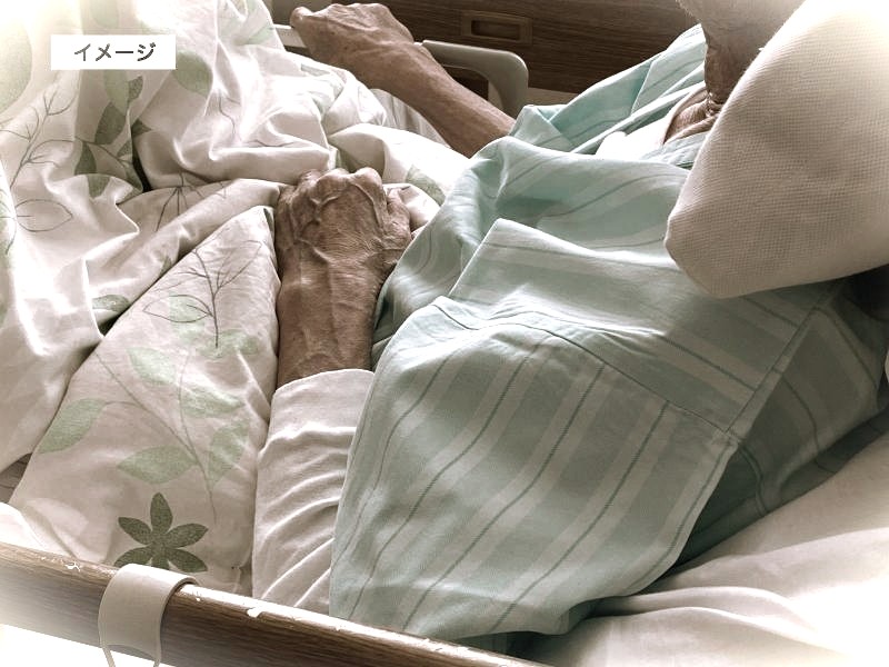 イメージ:入院する高齢男性