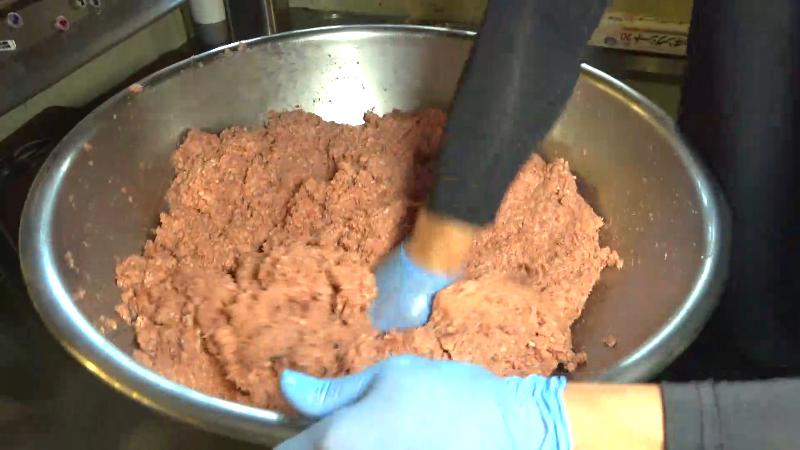 牛100%の挽肉をこねる
