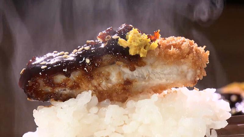 みそカツをご飯に乗せて