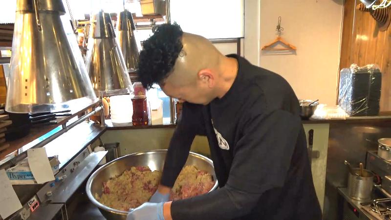 挽肉をよくこねる