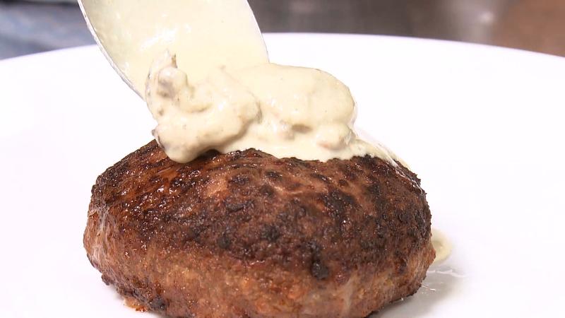 ハンバーグの調理風景