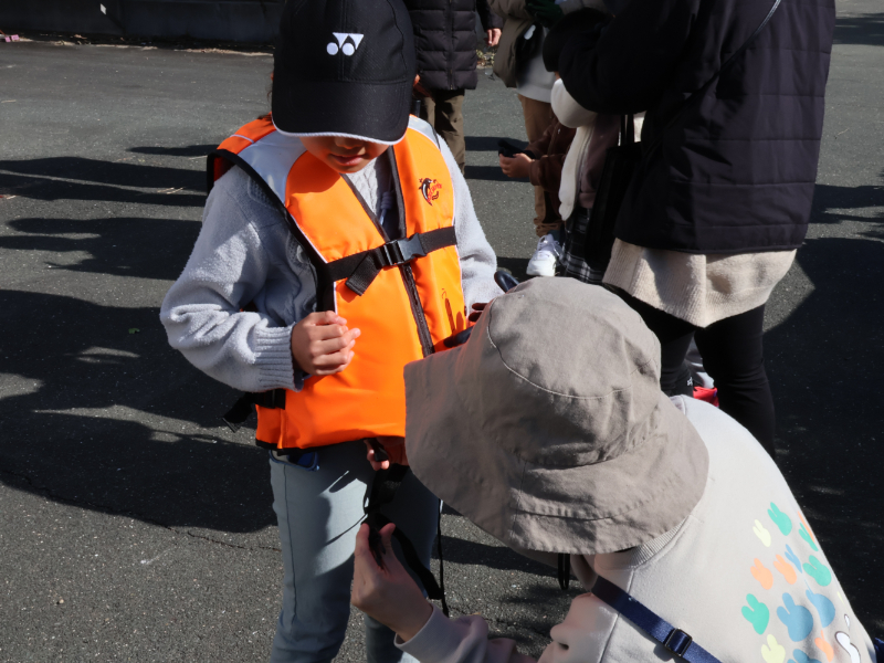 ライフジャケットを着ける子供