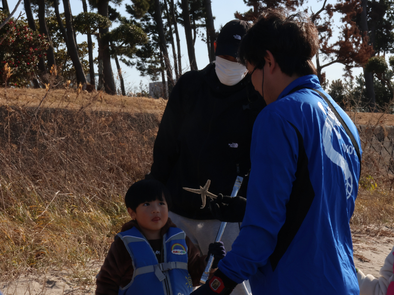 湖の生き物を見る子供