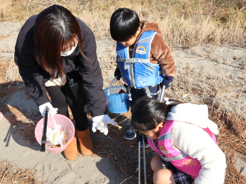 ゴミを拾う親子