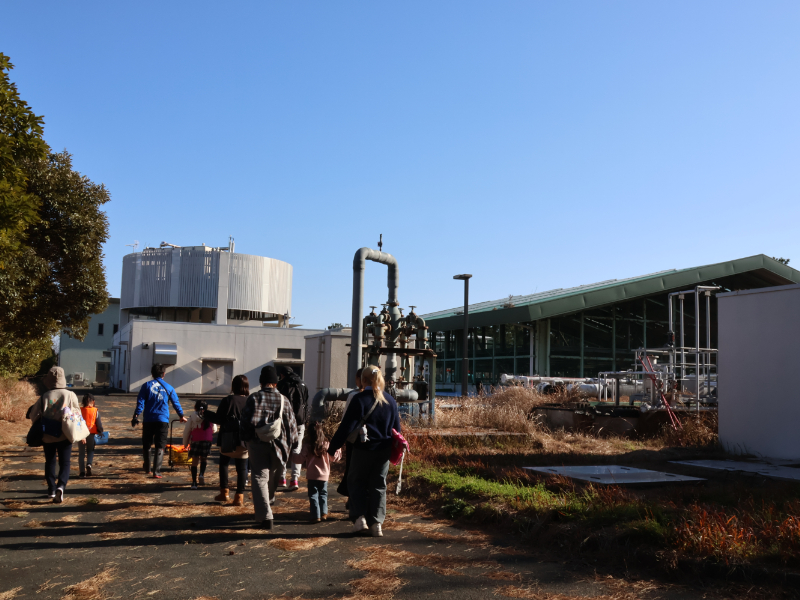 ウォットのバックヤードを歩く参加者