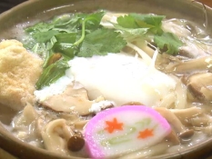 キノコがたくさんの鍋焼きうどん・醤油味(1200円)
