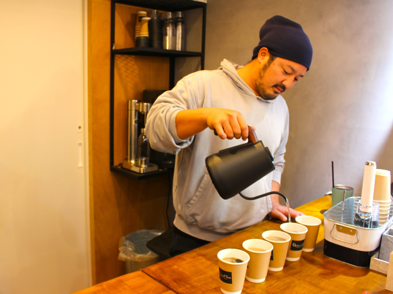 コーヒーを入れる青野 巧さん