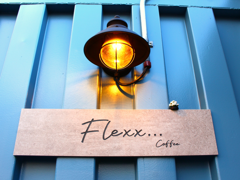 フレックスコーヒーの店名看板