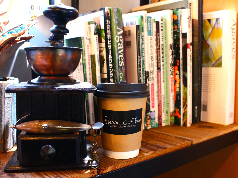 店内にある本、アンティークコーヒーマシン、ルアー