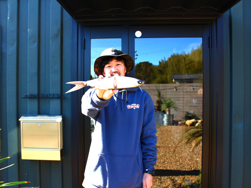 ルアーを持つオーナー・青野憲悟さん