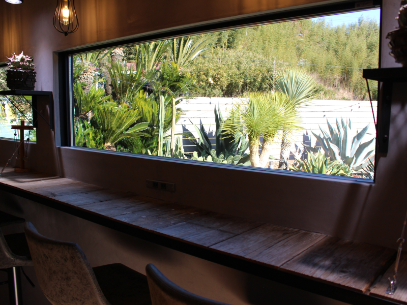 カフェの窓から見える景色