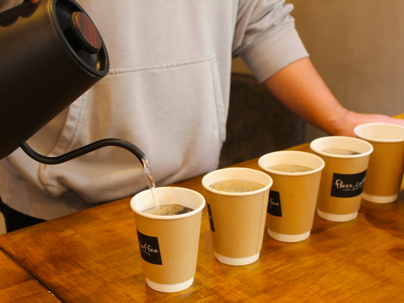 青野巧さんが入れる「オーツミルクカフェラテホット」