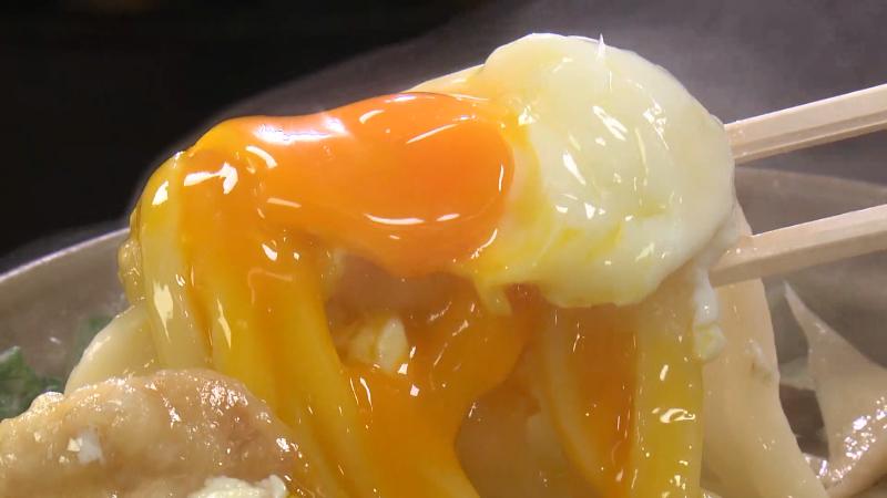 うどんにかかった温泉卵の黄身
