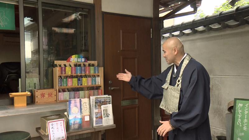 選考線香を紹介する住職