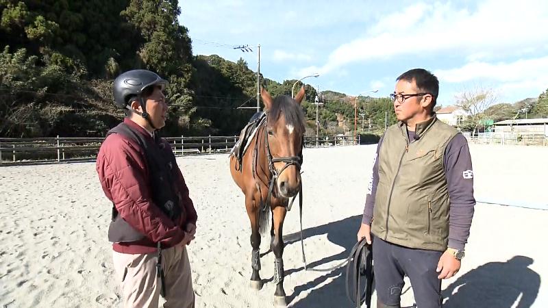 安全ベストやヘルメットをかぶったにむらリポーター