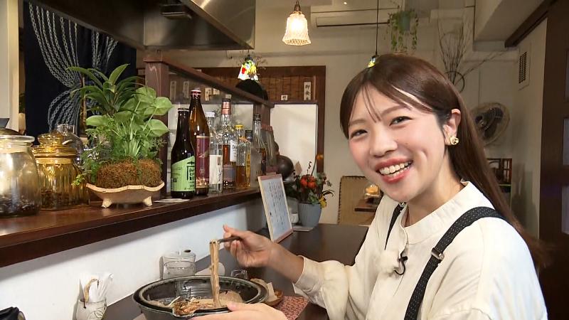 担々麺を食べる大森アナ