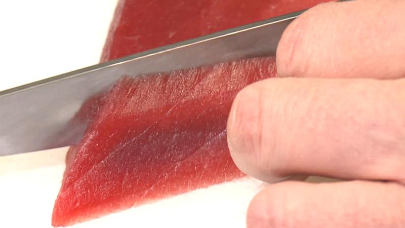 厚めに切ったマグロ