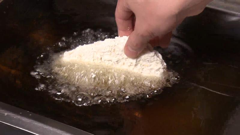 カツを油に投入