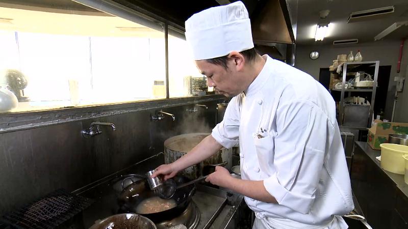 小松料理長の調理風景