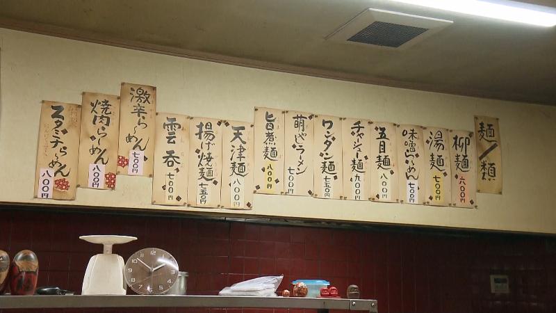 壁に貼られた麺類のメニュー