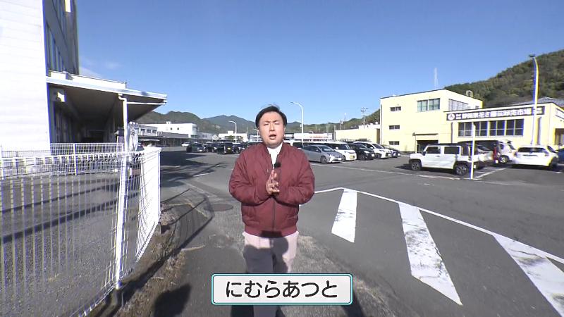 流通センターを訪れたにむらあつとリポーター