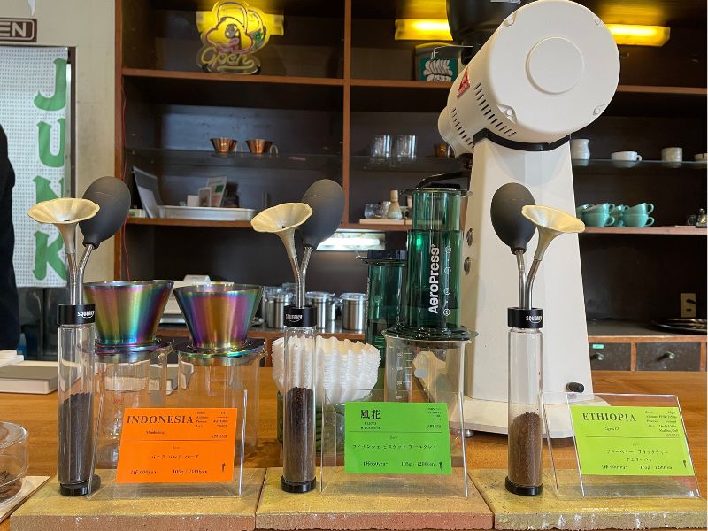 豆の香りをかぐテスター