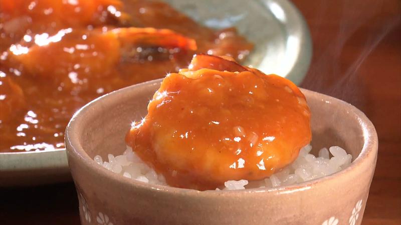 エビのチリソースをご飯に乗せて