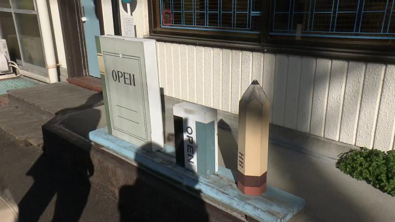 店の前にある鉛筆やノートのオブジェ