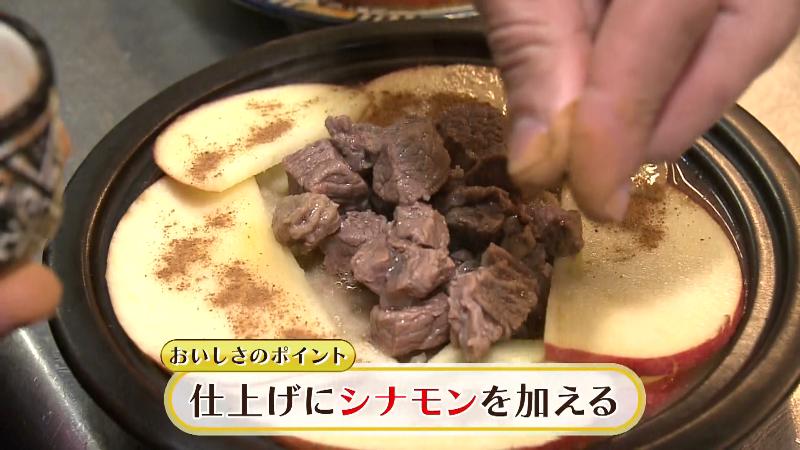 鍋の仕上げにシナモンを加える