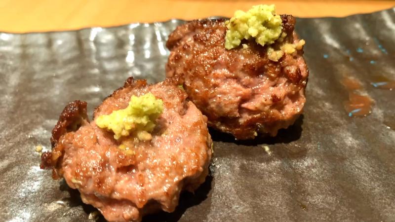 ハンバーグに静岡産の有東木ワサビを乗せて