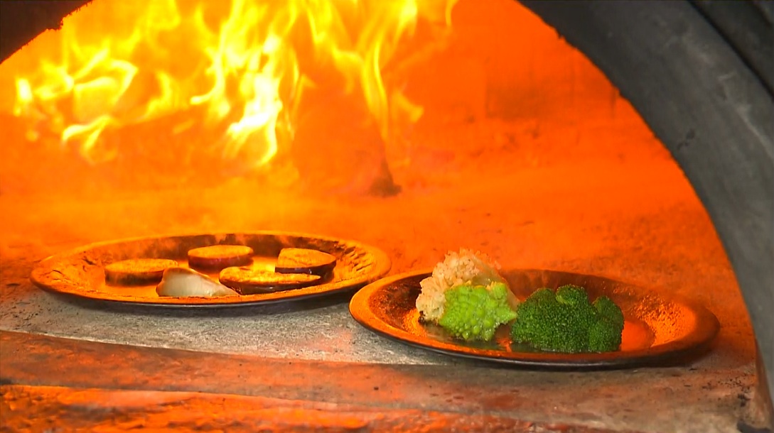 窯で焼かれる野菜