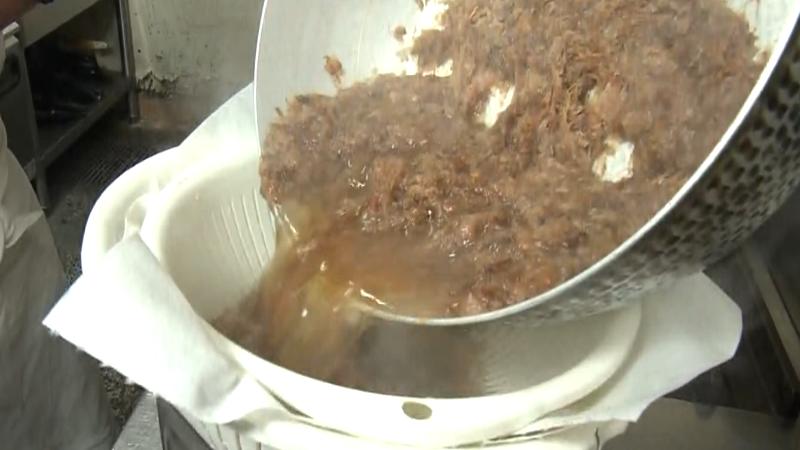 だしをとる工程　調理風景