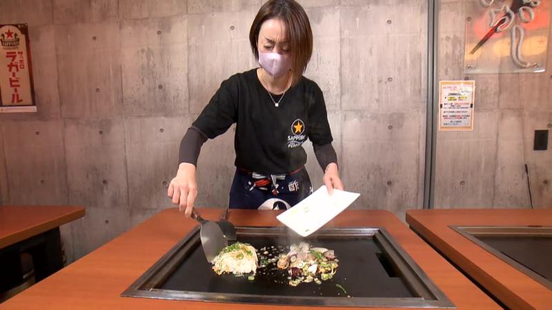 鉄板焼きの調理風景